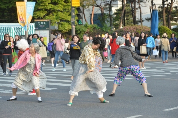 14일 오후 인천 미추홀구 관교동 터미널사거리에서 열린 ‘2019 춤추는도시인천-동아시아문화도시 프로젝트 횡단보도 플래시몹’에서 무용수들이 공연을 하고 있다.조주현기자