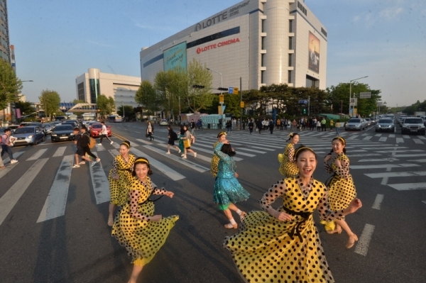 14일 오후 인천 미추홀구 관교동 터미널사거리에서 열린 ‘2019 춤추는도시인천-동아시아문화도시 프로젝트 횡단보도 플래시몹’에서 무용수들이 공연을 하고 있다.조주현기자