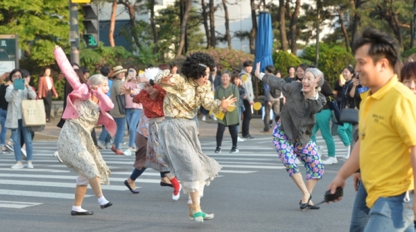 14일 오후 인천 미추홀구 관교동 터미널사거리에서 열린 ‘2019 춤추는도시인천-동아시아문화도시 프로젝트 횡단보도 플래시몹’에서 무용수들이 공연을 하고 있다.조주현기자