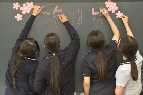 스승의 날을 하루 앞둔 14일 오전 인천 남동구 구월여중에서 3학년 4반 학생들이 담임교사에게 감사의 마음을 전하고 있다.조주현기자