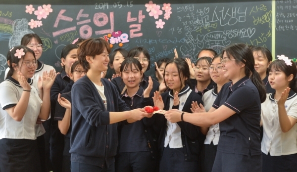 스승의 날을 하루 앞둔 14일 오전 인천 남동구 구월여중에서 3학년 4반 학생들이 담임교사에게 감사의 마음을 전하고 있다.조주현기자