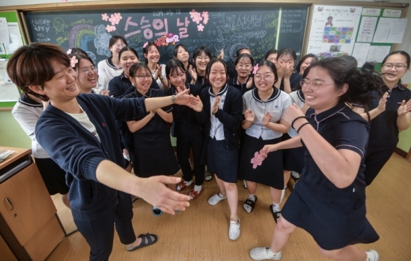 스승의 날을 하루 앞둔 14일 오전 인천 남동구 구월여중에서 한 학생이 담임교사에게 포옹하기 위해 달려가고 있다 .조주현기자