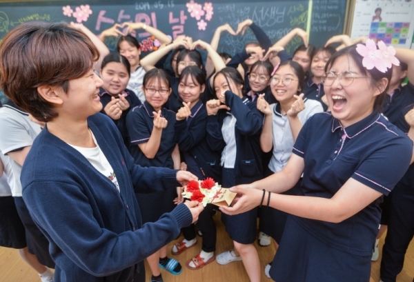 스승의 날을 하루 앞둔 14일 오전 인천 남동구 구월여중에서 학생들이 담임교사에게 감사의 마음을 전하고 있다.조주현기자
