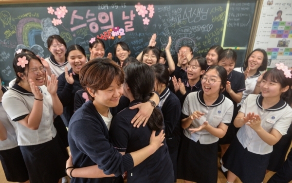 스승의 날을 하루 앞둔 14일 오전 인천 남동구 구월여중에서 학생들이 담임교사에게 감사의 마음을 전하고 있다.조주현기자