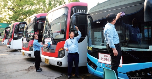 14일 오후 용인시내 한 버스차고지에서 경기도의 버스요금 인상발표 소식을 전해들은 운전자들이 한결 홀가분한 표정으로 운행을 위한 세차를 하고 있다. 윤원규기자