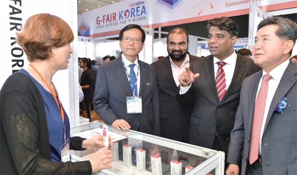 ‘2019 G-FAIR 뭄바이’가 15일 인도 뭄바이 사하라 스타 호텔에서 개막한 가운데 박윤준 경기도 국제관계대사와 김기준 경기도경제과학진흥원 원장이 인도 현지 관계자들과 전시회 부스 내 상품에 대한 설명을 듣고 있다. 인도 뭄바이=여승구기자