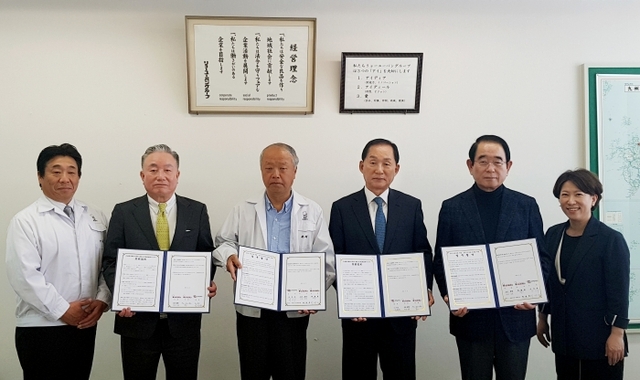 (왼쪽부터 타카노리 나카시마 본부장, 최현범 한국 요유 베이커리 사장, 키타무라 슌사쿠 요유 베이커리 회장, 이기우 인천재능대학교 총장, 박명제 국회의원, 김윤주 인천재능대학교 산학협력처(단)장)
