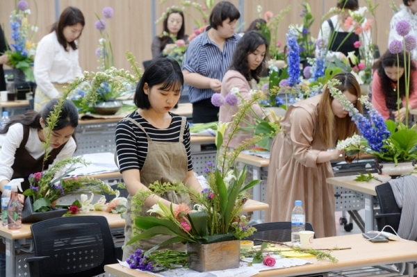 도내 여성들이 예술적 기량과 재능을 발휘할 수 있는 `제 34회 경기여성 기예경진대회`가 15일 용인시 기흥구의 경기여성의전당에서 열렸다. 꽃꽂이 부문 참가자들이 꽃들을 다듬고 있다. 윤원규기자