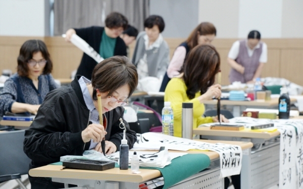 도내 여성들이 예술적 기량과 재능을 발휘할 수 있는 `제 34회 경기여성 기예경진대회`가 15일 용인시 기흥구의 경기여성의전당에서 열렸다. 서예부분 참가자들이 신중히 한글자씩 써내려가고 있다. 윤원규기자