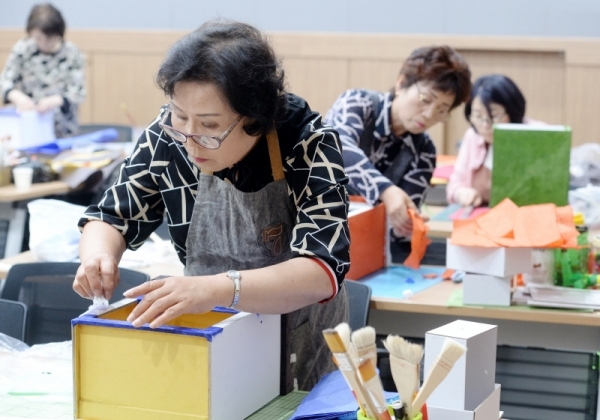 도내 여성들이 예술적 기량과 재능을 발휘할 수 있는 `제 34회 경기여성 기예경진대회`가 15일 용인시 기흥구의 경기여성의전당에서 열렸다. 한지공예 부문 참가자들이 종이상자에 한지를 조심스럽게 붙이고 있다. 윤원규기자