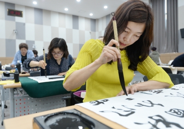 도내 여성들이 예술적 기량과 재능을 발휘할 수 있는 `제 34회 경기여성 기예경진대회`가 15일 용인시 기흥구의 경기여성의전당에서 열렸다. 서예부분 참가자들이 신중히 한글자씩 써내려가고 있다. 윤원규기자