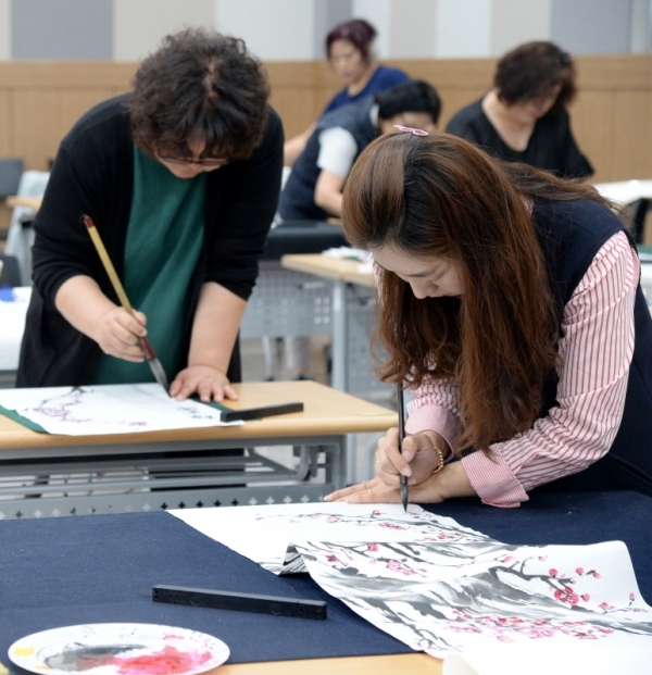 도내 여성들이 예술적 기량과 재능을 발휘할 수 있는 `제 34회 경기여성 기예경진대회`가 15일 용인시 기흥구의 경기여성의전당에서 열렸다. 사군자 부문 참가자들이 한폭의 아름다운 그림을 그리고 있다. 윤원규기자