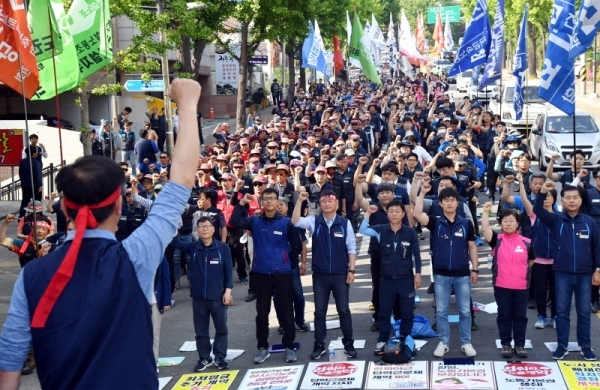 15일 경기도청 앞에서 열린 ‘민주노총 경기본부 투쟁선포 결의대회’에서 노조원들이 “노동기본권 전면확대, 노동법개악 저지, 비정규직 철폐”를 촉구하는 구호를 외치고 있다.전형민기자
