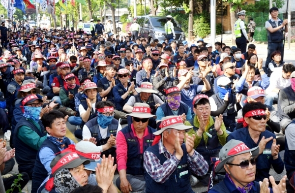 15일 경기도청 앞에서 열린 ‘민주노총 경기본부 투쟁선포 결의대회’에서 노조원들이 “노동기본권 전면확대, 노동법개악 저지, 비정규직 철폐”를 촉구하는 구호를 외치고 있다.전형민기자