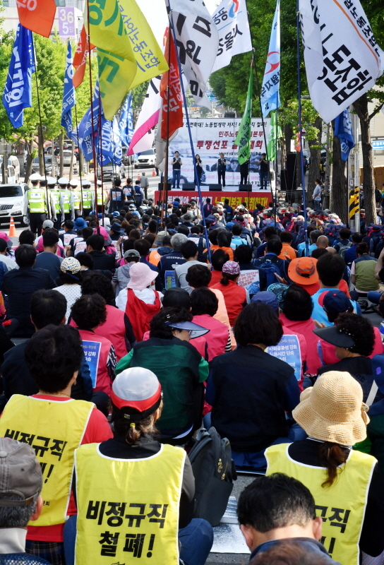 15일 경기도청 앞에서 열린 ‘민주노총 경기본부 투쟁선포 결의대회’에서 노조원들이 “노동기본권 전면확대, 노동법개악 저지, 비정규직 철폐”를 촉구하는 구호를 외치고 있다.전형민기자