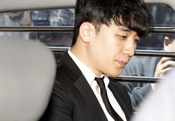빅뱅 전 멤버 승리가 14일 오후 서초구 서울중앙지법에서 열린 구속 전 피의자 심문(영장실질심사)을 마친 후 호송차에 탑승해 있다. 연합뉴스