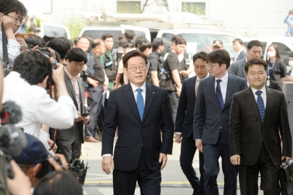 직권남용과 공직선거법 위반혐의로 기소된 이재명 경기도지사가 1심 선고공판을 위해 16일 수원지방법원 성남지원법정에 출석하고 있다. 윤원규기자