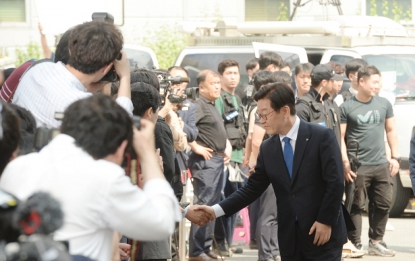 직권남용과 공직선거법 위반혐의로 기소된 이재명 경기도지사가 1심 선고공판을 위해 16일 수원지방법원 성남지원법정에 출석하고 있다. 윤원규기자