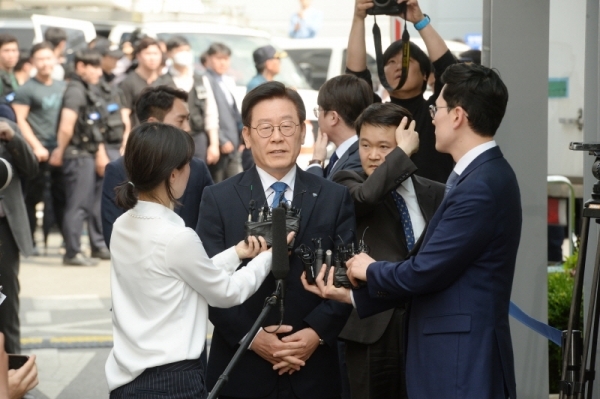 직권남용과 공직선거법 위반혐의로 기소된 이재명 경기도지사가 1심 선고공판을 위해 16일 수원지방법원 성남지원법정에 출석하고 있다. 윤원규기자