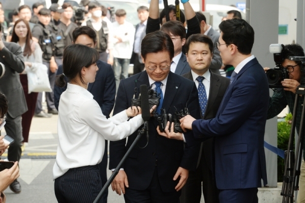직권남용과 공직선거법 위반혐의로 기소된 이재명 경기도지사가 1심 선고공판을 위해 16일 수원지방법원 성남지원법정에 출석하고 있다. 윤원규기자