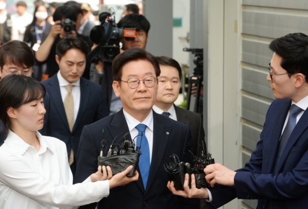직권남용과 공직선거법 위반혐의로 기소된 이재명 경기도지사가 1심 선고공판을 위해 16일 수원지방법원 성남지원법정에 출석하고 있다. 윤원규기자