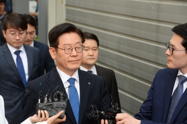 직권남용과 공직선거법 위반혐의로 기소된 이재명 경기도지사가 1심 선고공판을 위해 16일 수원지방법원 성남지원법정에 출석하고 있다. 윤원규기자