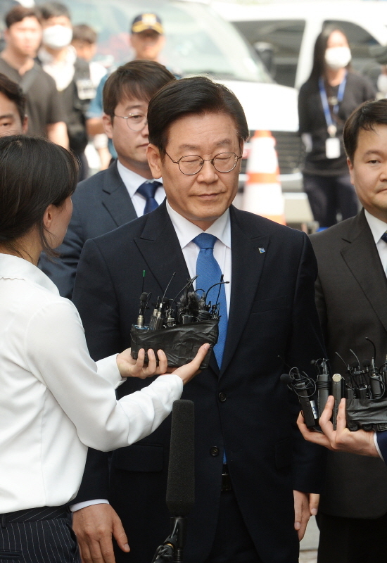 직권남용과 공직선거법 위반혐의로 기소된 이재명 경기도지사가 1심 선고공판을 위해 16일 수원지방법원 성남지원법정에 출석하고 있다. 윤원규기자