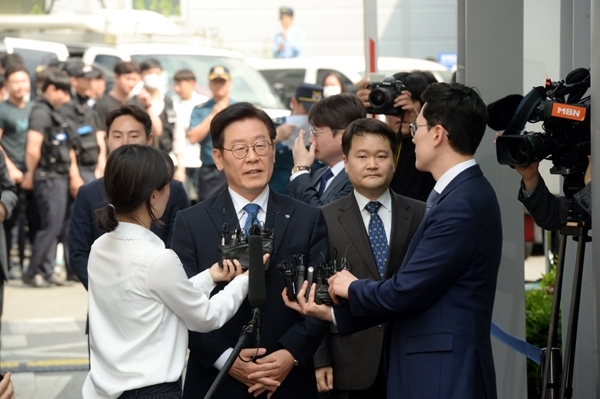 직권남용과 공직선거법 위반혐의로 기소된 이재명 경기도지사가 1심선고 공판을 위해 16일 수원지방법원 성남지원법정에 출석하고 있다. 윤원규기자