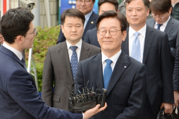 직권남용과 공직선거법 위반혐의로 기소된 이재명 경기도지사가 16일 수원지방법원 성남지원법정에서 열린 1심 선고공판에서 무죄를 받고 소감을 이야기하고 있다. 윤원규기자