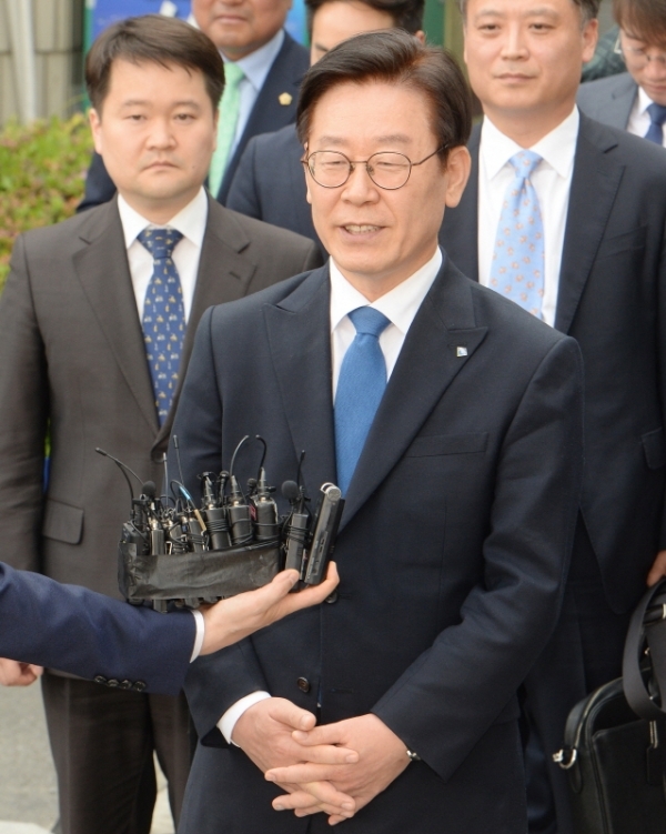 직권남용과 공직선거법 위반혐의로 기소된 이재명 경기도지사가 16일 수원지방법원 성남지원법정에서 열린 1심 선고공판에서 무죄를 받고 소감을 이야기하고 있다. 윤원규기자