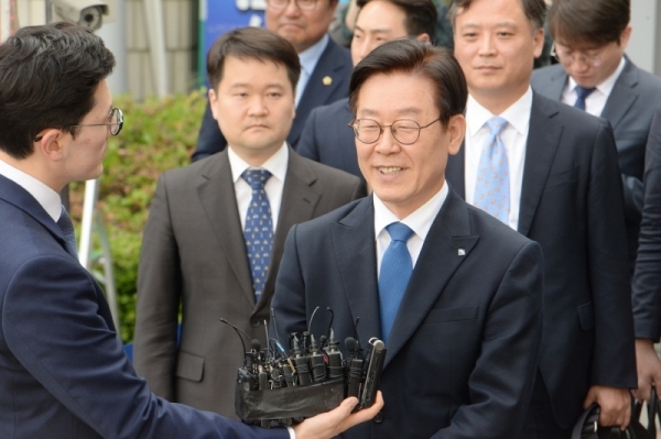 직권남용과 공직선거법 위반혐의로 기소된 이재명 경기도지사가 16일 수원지방법원 성남지원법정에서 열린 1심 선고공판에서 무죄를 받고 소감을 이야기하고 있다. 윤원규기자