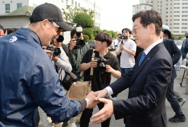 직권남용과 공직선거법 위반혐의로 기소된 이재명 경기도지사가 16일 수원지방법원 성남지원법정에서 열린 1심 선고공판에서 무죄를 받고 지지자들의 환호를 받으며 법원을 나가고 있다. 윤원규기자