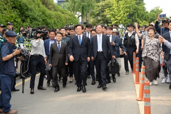 직권남용과 공직선거법 위반혐의로 기소된 이재명 경기도지사가 16일 수원지방법원 성남지원법정에서 열린 1심 선고공판에서 무죄를 받고 지지자들의 환호를 받으며 법원을 나가고 있다. 윤원규기자