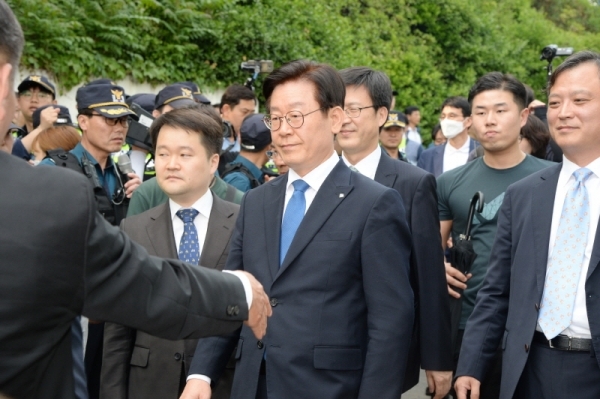 직권남용과 공직선거법 위반혐의로 기소된 이재명 경기도지사가 16일 수원지방법원 성남지원법정에서 열린 1심 선고공판에서 무죄를 받고 지지자들의 환호를 받으며 법원을 나가고 있다. 윤원규기자