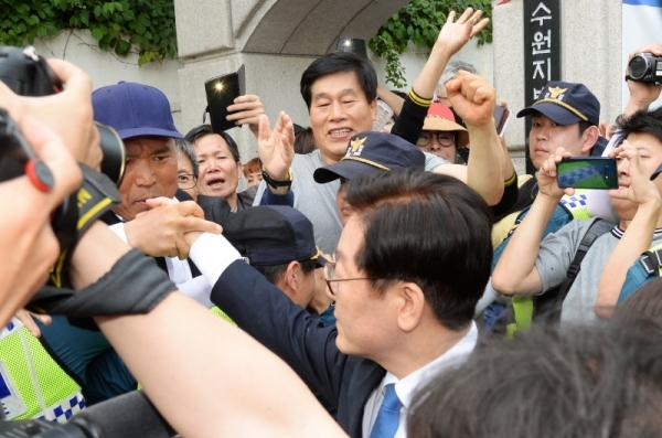 직권남용과 공직선거법 위반혐의로 기소된 이재명 경기도지사가 16일 수원지방법원 성남지원법정에서 열린 1심 선고공판에서 무죄를 받고 지지자들의 환호를 받으며 법원을 나가고 있다. 윤원규기자