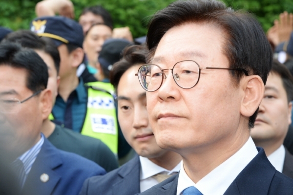 직권남용과 공직선거법 위반혐의로 기소된 이재명 경기도지사가 16일 수원지방법원 성남지원법정에서 열린 1심 선고공판에서 무죄를 받고 지지자들의 환호를 받으며 법원을 나가고 있다. 윤원규기자