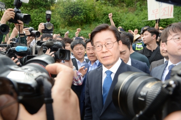 직권남용과 공직선거법 위반혐의로 기소된 이재명 경기도지사가 16일 수원지방법원 성남지원법정에서 열린 1심 선고공판에서 무죄를 받고 지지자들의 환호를 받으며 법원을 나가고 있다. 윤원규기자