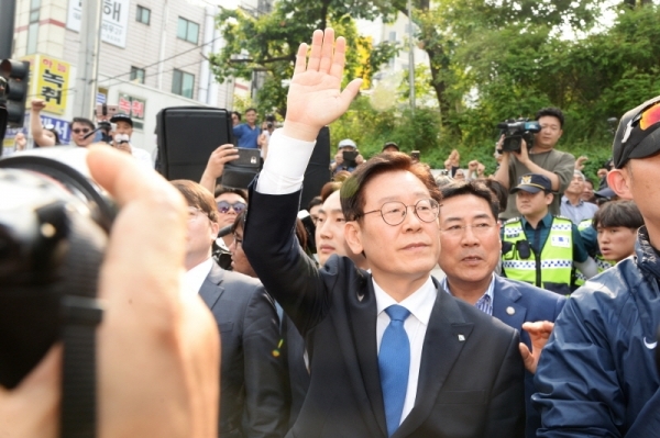 직권남용과 공직선거법 위반혐의로 기소된 이재명 경기도지사가 16일 수원지방법원 성남지원법정에서 열린 1심 선고공판에서 무죄를 받고 지지자들의 환호를 받으며 법원을 나가고 있다. 윤원규기자