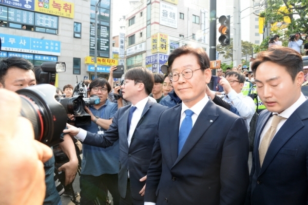 직권남용과 공직선거법 위반혐의로 기소된 이재명 경기도지사가 16일 수원지방법원 성남지원법정에서 열린 1심 선고공판에서 무죄를 받고 지지자들의 환호를 받으며 법원을 나가고 있다. 윤원규기자