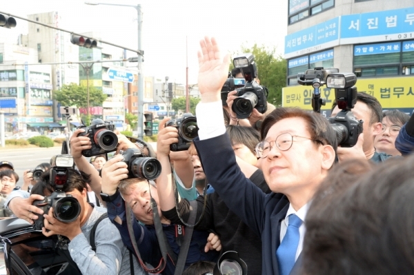 직권남용과 공직선거법 위반혐의로 기소된 이재명 경기도지사가 16일 수원지방법원 성남지원법정에서 열린 1심 선고공판에서 무죄를 받고 지지자들의 환호를 받으며 법원을 나가고 있다. 윤원규기자