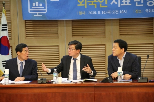전해철 김철민 의원은 16일 안산시와 함께 '지자체 행정수요 산정시 합리적인 외국인 지표 반영 방안 토론회'를 개최했다. 김철민 의원실 제공