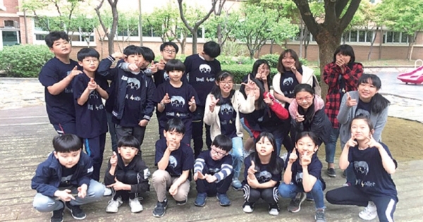 정유진 학생이 찍은 때론 시장 같고 때론 동물원, 영화관 같은 반 친구들.