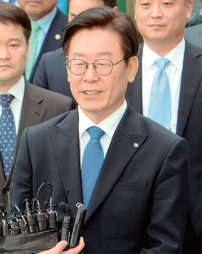 공직선거법상 허위사실 공표와 직권남용권리행사방해 혐의 등으로 기소된 이재명 경기지사가 16일 오후 수원지방법원 성남지원에서 열린 1심 선고공판에서 무죄를 선고 받은 뒤 미소를 지으며 취재진의 질문에 답하고 있다. 윤원규기자
