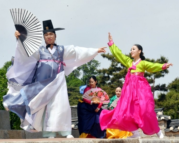 ‘제7회 수원화성 유랑콘서트 옹고집 외전’이 18일 수원화성 동장대에서 열려 시민들이 유랑극단의 신명나는 공연을 관람하고 있다.  (사)화성재인청보존회가 주최·주관하고 수원시, 수원문화재단, 경기일보가 후원한 이번 유랑콘서트는 ‘옹고집 외전’을 주제로 풍류도, 쟁강춤, 장고춤, 진도복춤 등 전통적인 요소와 비보잉 등 현대예술이 어울어진 ‘융복합 종합연희극’으로 다채로운 공연이 펼쳐졌다.전형민기자
