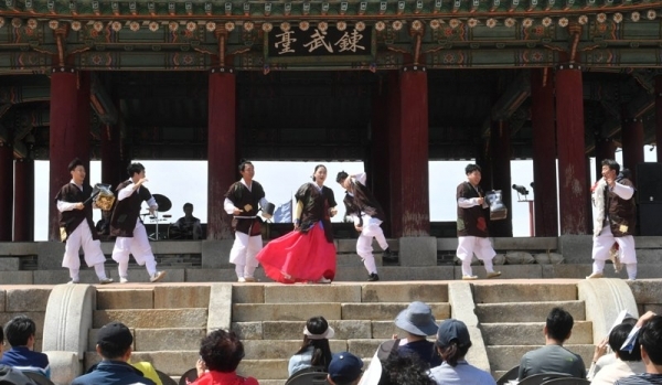 ‘제7회 수원화성 유랑콘서트 옹고집 외전’이 18일 수원화성 동장대에서 열려 시민들이 유랑극단의 신명나는 공연을 관람하고 있다.  (사)화성재인청보존회가 주최·주관하고 수원시, 수원문화재단, 경기일보가 후원한 이번 유랑콘서트는 ‘옹고집 외전’을 주제로 풍류도, 쟁강춤, 장고춤, 진도복춤 등 전통적인 요소와 비보잉 등 현대예술이 어울어진 ‘융복합 종합연희극’으로 다채로운 공연이 펼쳐졌다.전형민기자