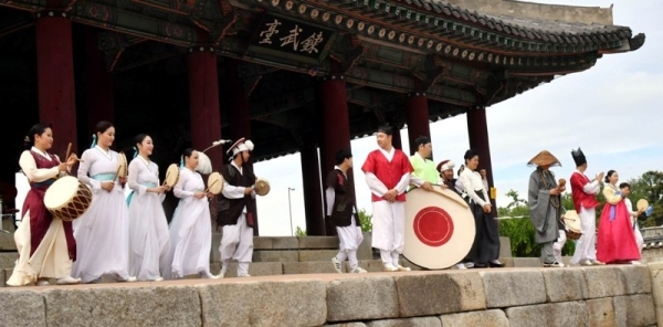 ‘제7회 수원화성 유랑콘서트 옹고집 외전’이 18일 수원화성 동장대에서 열려 시민들이 유랑극단의 신명나는 공연을 관람하고 있다.  (사)화성재인청보존회가 주최·주관하고 수원시, 수원문화재단, 경기일보가 후원한 이번 유랑콘서트는 ‘옹고집 외전’을 주제로 풍류도, 쟁강춤, 장고춤, 진도복춤 등 전통적인 요소와 비보잉 등 현대예술이 어울어진 ‘융복합 종합연희극’으로 다채로운 공연이 펼쳐졌다.전형민기자