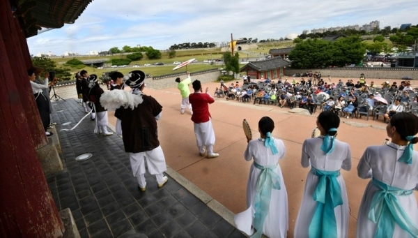 ‘제7회 수원화성 유랑콘서트 옹고집 외전’이 18일 수원화성 동장대에서 열려 시민들이 유랑극단의 신명나는 공연을 관람하고 있다.  (사)화성재인청보존회가 주최·주관하고 수원시, 수원문화재단, 경기일보가 후원한 이번 유랑콘서트는 ‘옹고집 외전’을 주제로 풍류도, 쟁강춤, 장고춤, 진도복춤 등 전통적인 요소와 비보잉 등 현대예술이 어울어진 ‘융복합 종합연희극’으로 다채로운 공연이 펼쳐졌다.전형민기자
