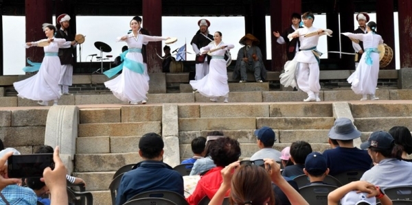 ‘제7회 수원화성 유랑콘서트 옹고집 외전’이 18일 수원화성 동장대에서 열려 시민들이 유랑극단의 신명나는 공연을 관람하고 있다.  (사)화성재인청보존회가 주최·주관하고 수원시, 수원문화재단, 경기일보가 후원한 이번 유랑콘서트는 ‘옹고집 외전’을 주제로 풍류도, 쟁강춤, 장고춤, 진도복춤 등 전통적인 요소와 비보잉 등 현대예술이 어울어진 ‘융복합 종합연희극’으로 다채로운 공연이 펼쳐졌다.전형민기자