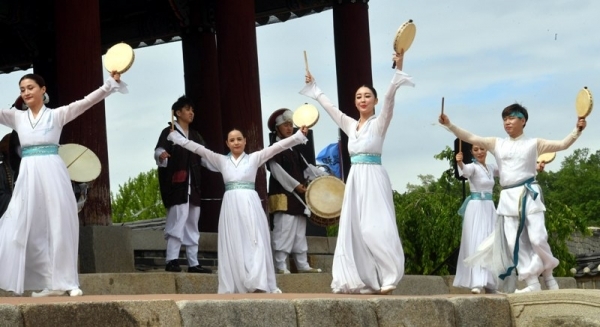 ‘제7회 수원화성 유랑콘서트 옹고집 외전’이 18일 수원화성 동장대에서 열려 시민들이 유랑극단의 신명나는 공연을 관람하고 있다.  (사)화성재인청보존회가 주최·주관하고 수원시, 수원문화재단, 경기일보가 후원한 이번 유랑콘서트는 ‘옹고집 외전’을 주제로 풍류도, 쟁강춤, 장고춤, 진도복춤 등 전통적인 요소와 비보잉 등 현대예술이 어울어진 ‘융복합 종합연희극’으로 다채로운 공연이 펼쳐졌다.전형민기자