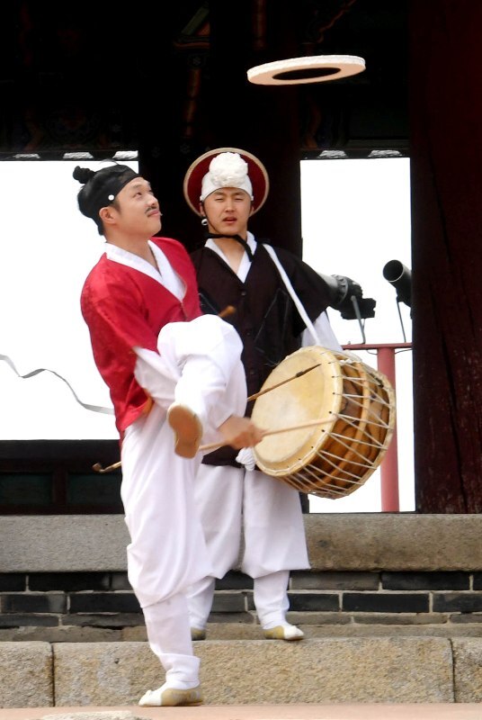 ‘제7회 수원화성 유랑콘서트 옹고집 외전’이 18일 수원화성 동장대에서 열려 시민들이 유랑극단의 신명나는 공연을 관람하고 있다.  (사)화성재인청보존회가 주최·주관하고 수원시, 수원문화재단, 경기일보가 후원한 이번 유랑콘서트는 ‘옹고집 외전’을 주제로 풍류도, 쟁강춤, 장고춤, 진도복춤 등 전통적인 요소와 비보잉 등 현대예술이 어울어진 ‘융복합 종합연희극’으로 다채로운 공연이 펼쳐졌다.전형민기자